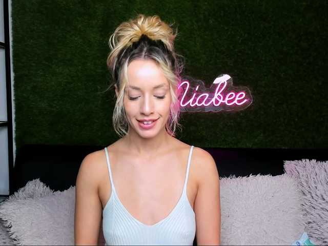 MiaBeeX live cam on BongaCams