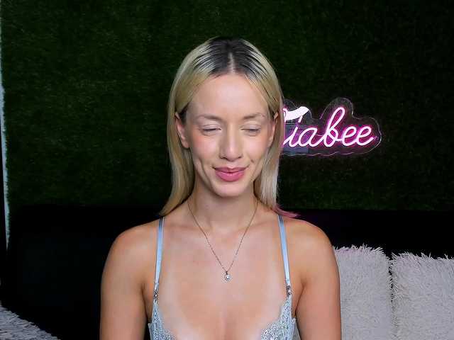 MiaBeeX live cam on BongaCams