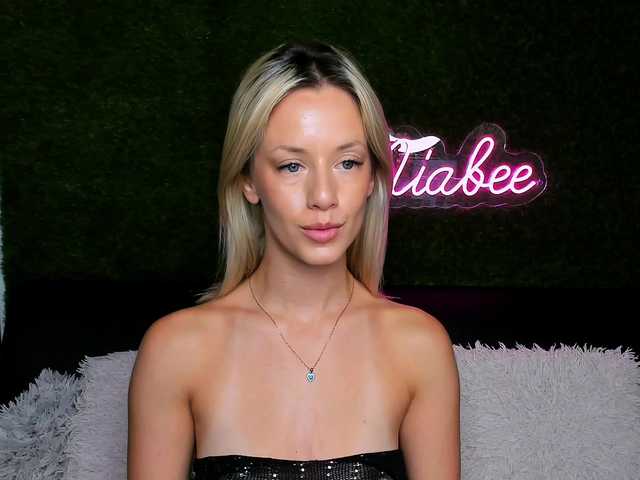 MiaBeeX live cam on BongaCams