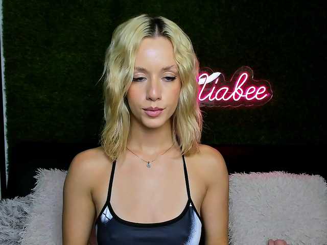 MiaBeeX live webcam show
