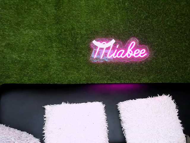 MiaBeeX live cam on BongaCams