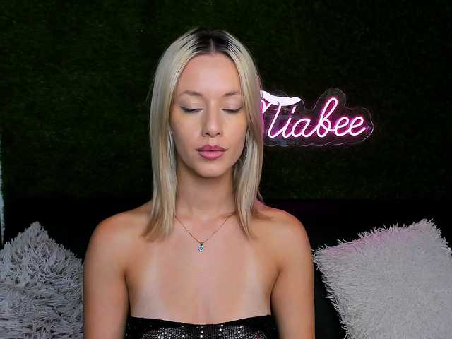 MiaBeeX live cam on BongaCams