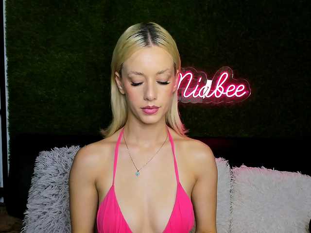 MiaBeeX live cam on BongaCams