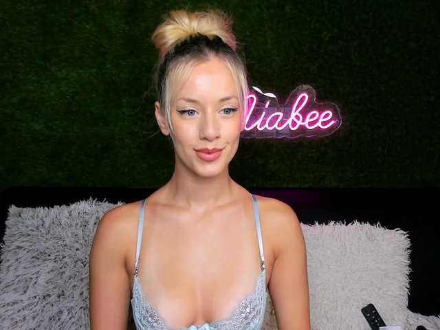 MiaBeeX live cam on BongaCams