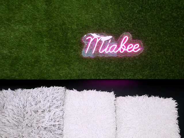 MiaBeeX live cam on BongaCams