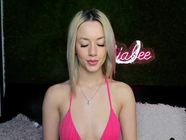 MiaBeeX live cam on BongaCams