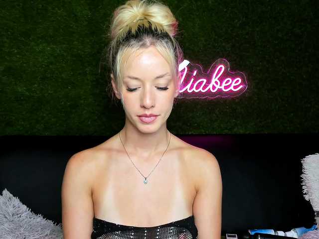 MiaBeeX live cam on BongaCams