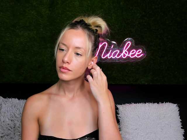 MiaBeeX live cam on BongaCams