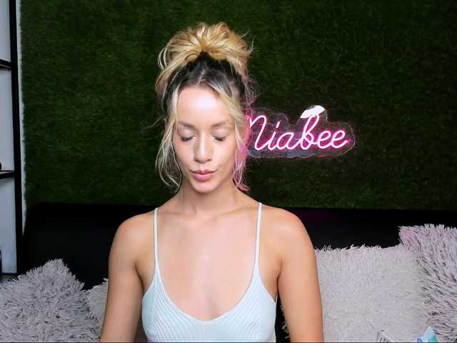 MiaBeeX live cam preview