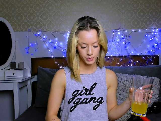 MiaBeeX live cam on BongaCams