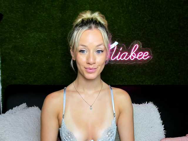 MiaBeeX live cam on BongaCams