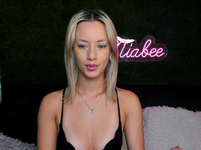 MiaBeeX live cam on BongaCams