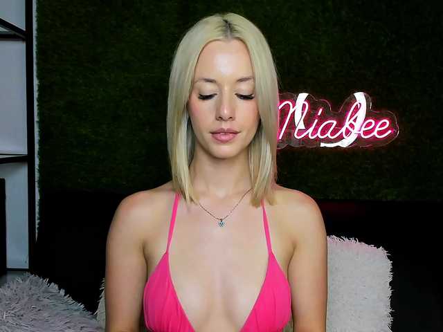 MiaBeeX live cam on BongaCams