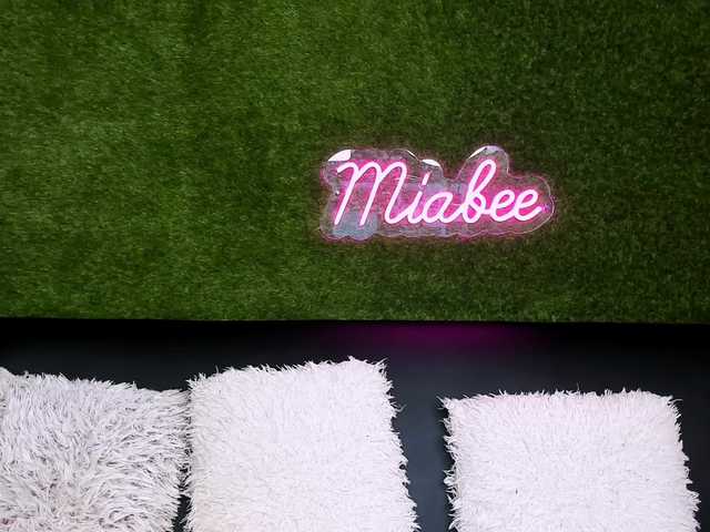 MiaBeeX live cam on BongaCams