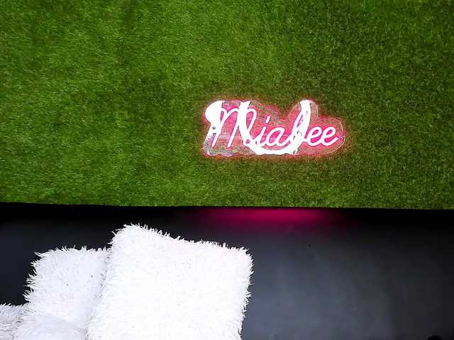 MiaBeeX live cam on BongaCams