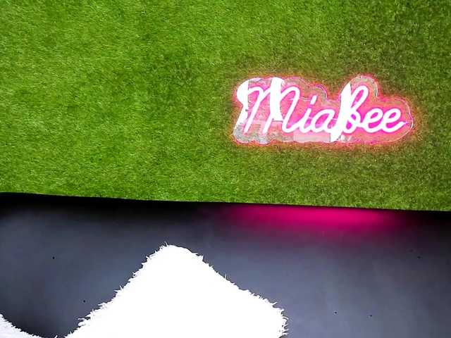 MiaBeeX live cam on BongaCams