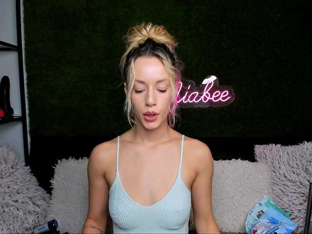 MiaBeeX live cam on BongaCams