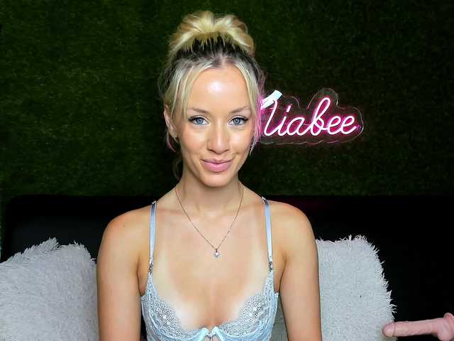 MiaBeeX live cam on BongaCams