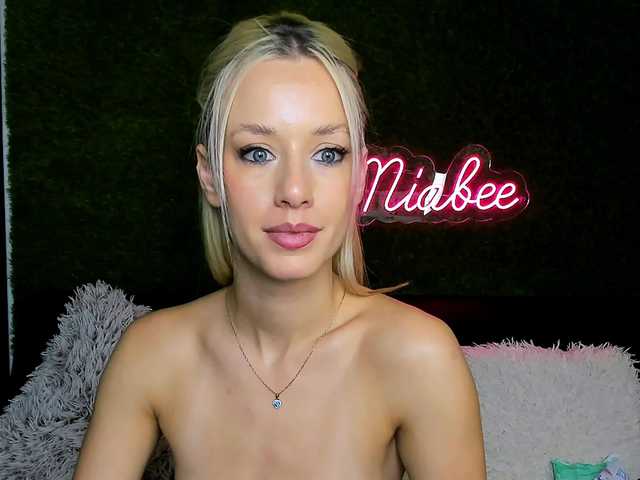 MiaBeeX live cam on BongaCams