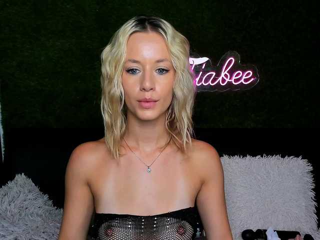 MiaBeeX live cam on BongaCams