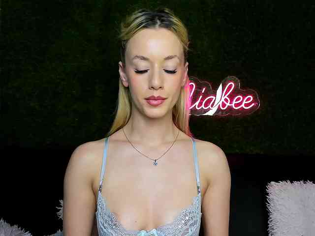 MiaBeeX