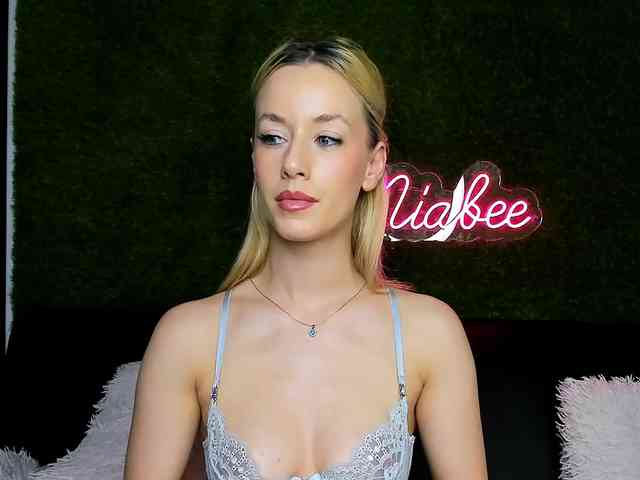 MiaBeeX