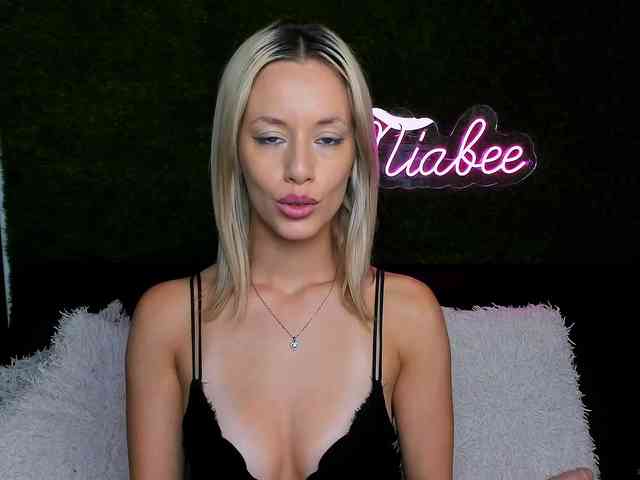 chat cam to cam MiaBeeX