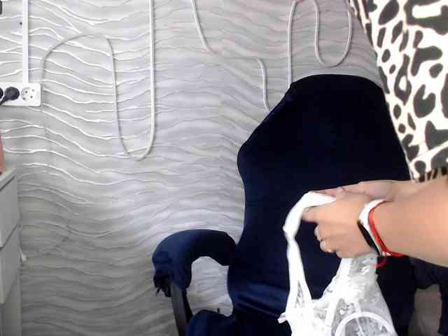 This model is live right now. sexychery26a