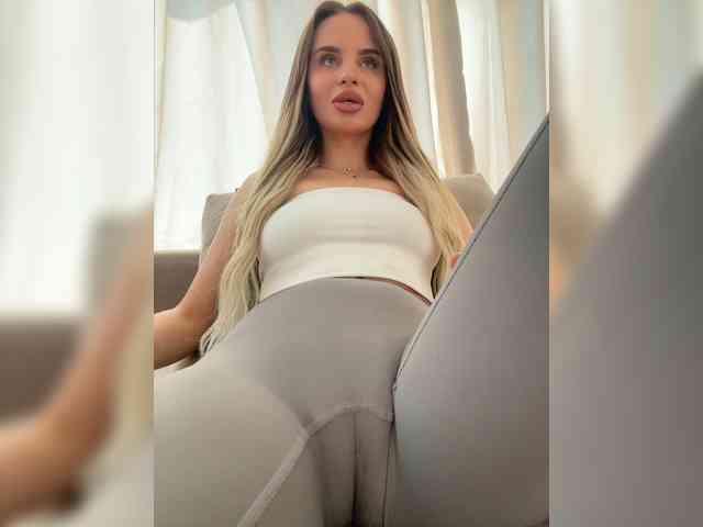 LedyMiya webcam