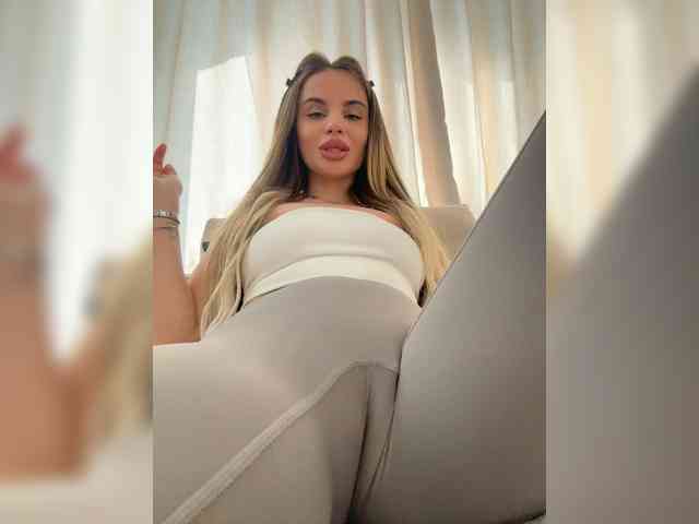 LedyMiya webcam