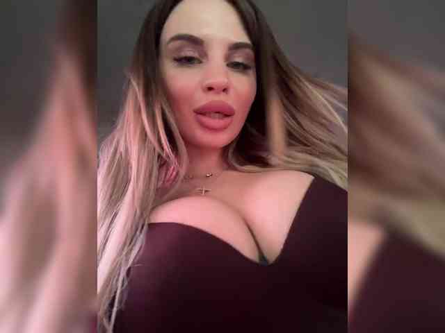 LedyMiya webcam