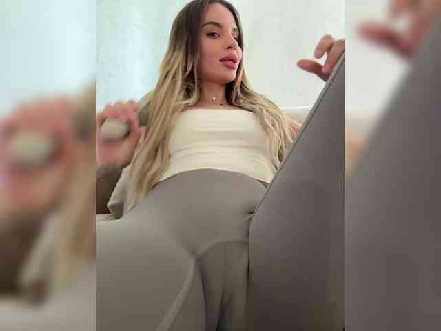 LedyMiya webcam