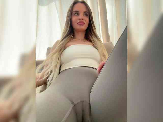 LedyMiya webcam