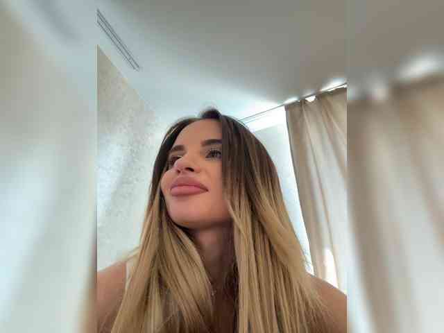 LedyMiya webcam
