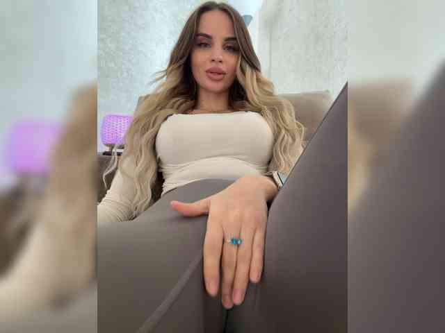 LedyMiya webcam