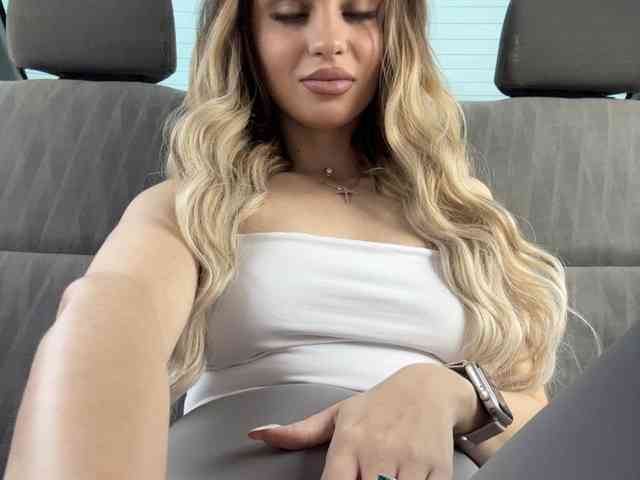 LedyMiya webcam