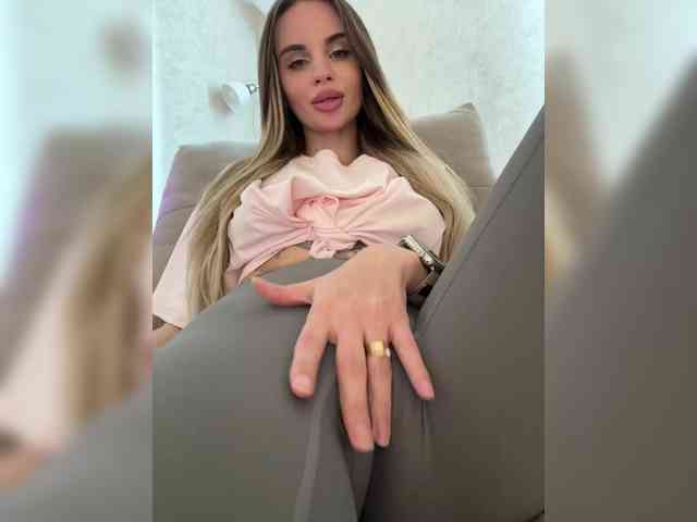 LedyMiya webcam