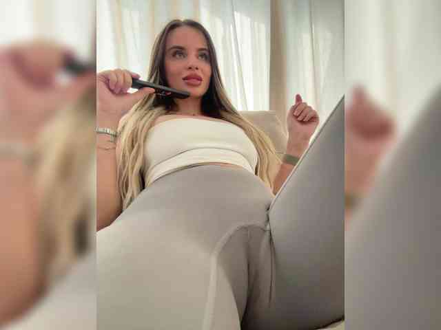 LedyMiya webcam
