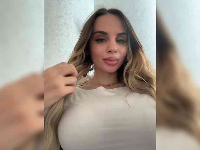 LedyMiya webcam