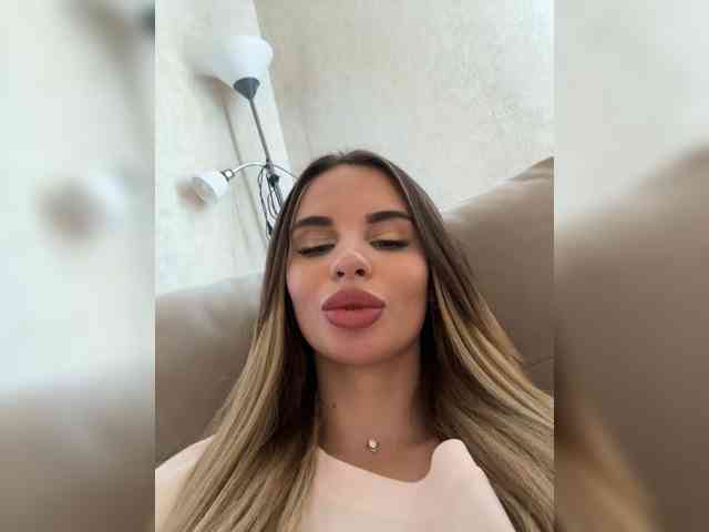 LedyMiya webcam