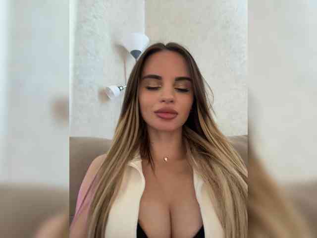 LedyMiya webcam