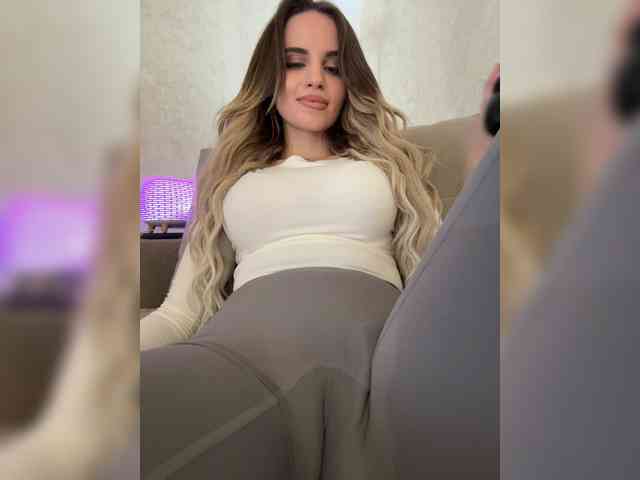 LedyMiya webcam