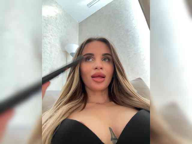 LedyMiya webcam