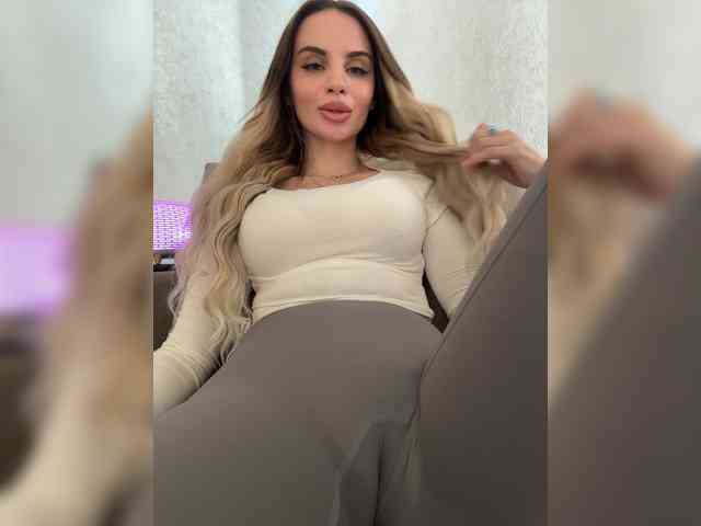 LedyMiya webcam