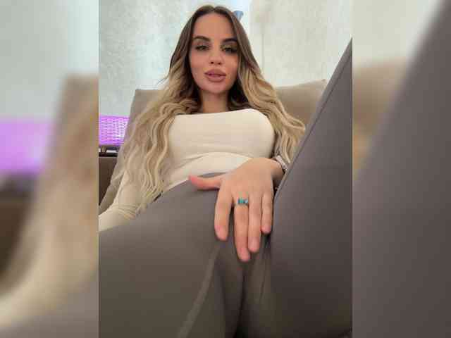 LedyMiya webcam