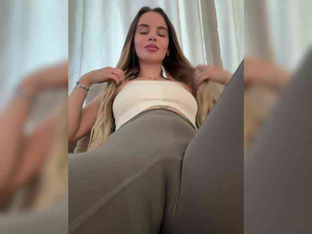 LedyMiya webcam
