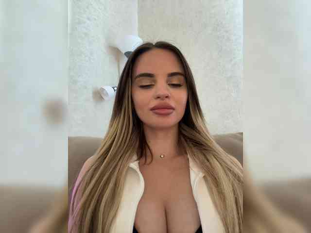 LedyMiya webcam