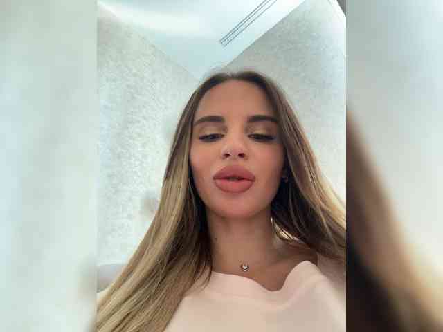 LedyMiya webcam