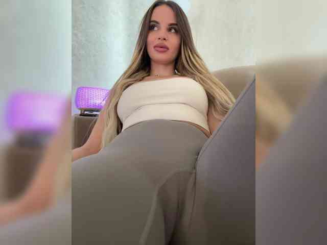 LedyMiya webcam