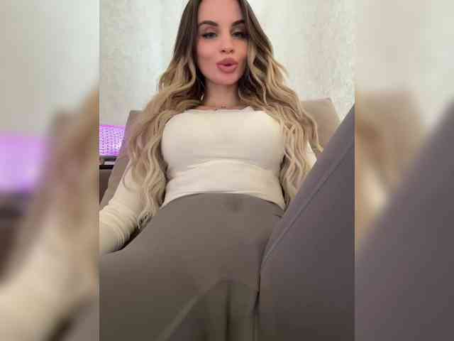 LedyMiya webcam